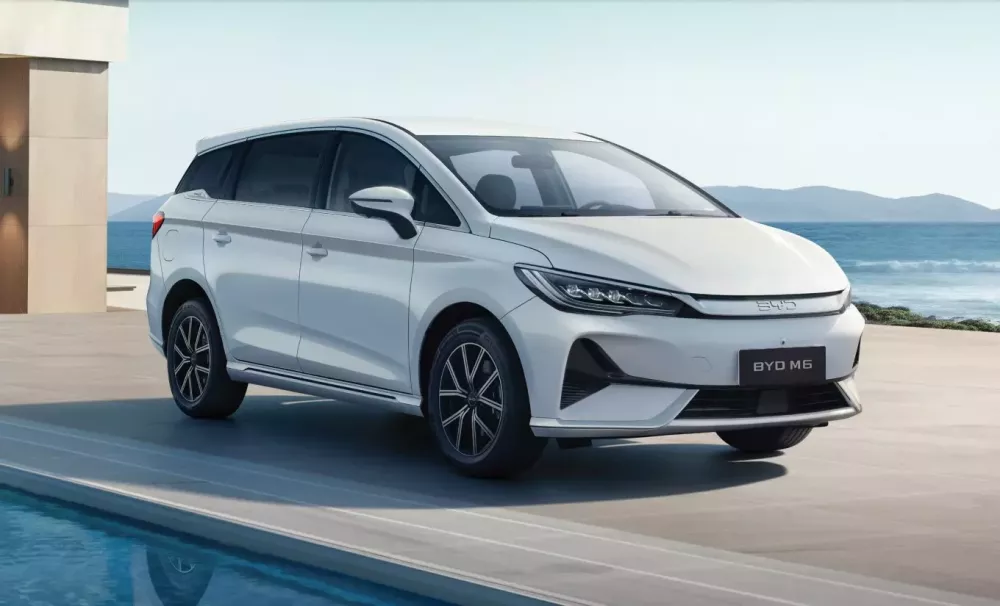 Xe BYD M6